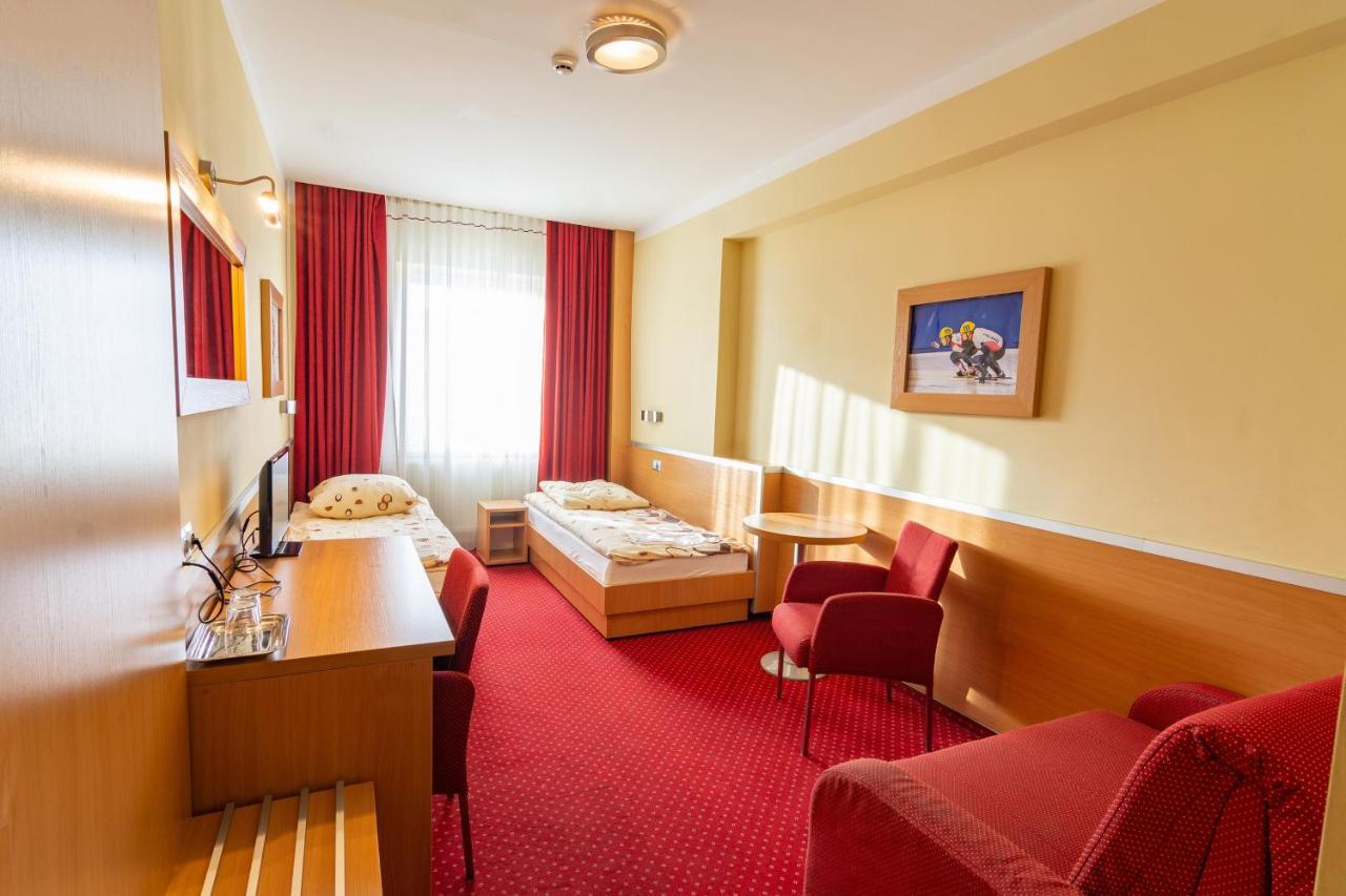 Dom Sportowca Blonie - Mosir Hotel Sanok Exterior foto