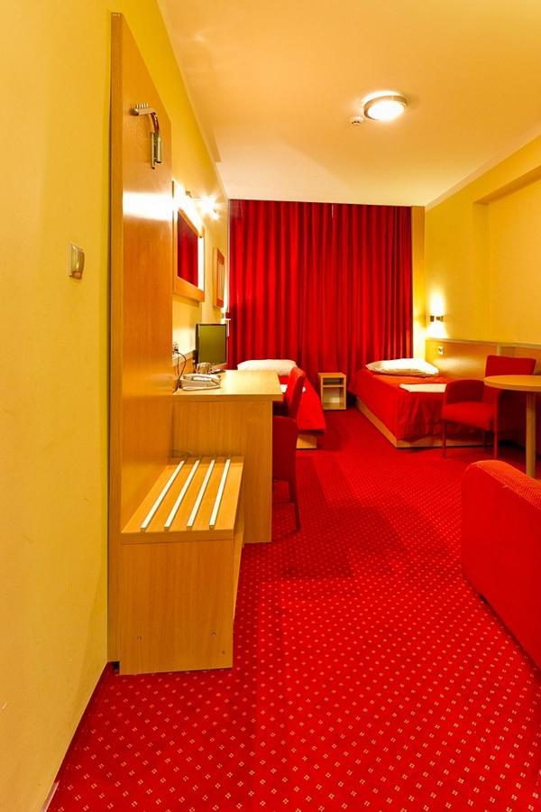 Dom Sportowca Blonie - Mosir Hotel Sanok Exterior foto